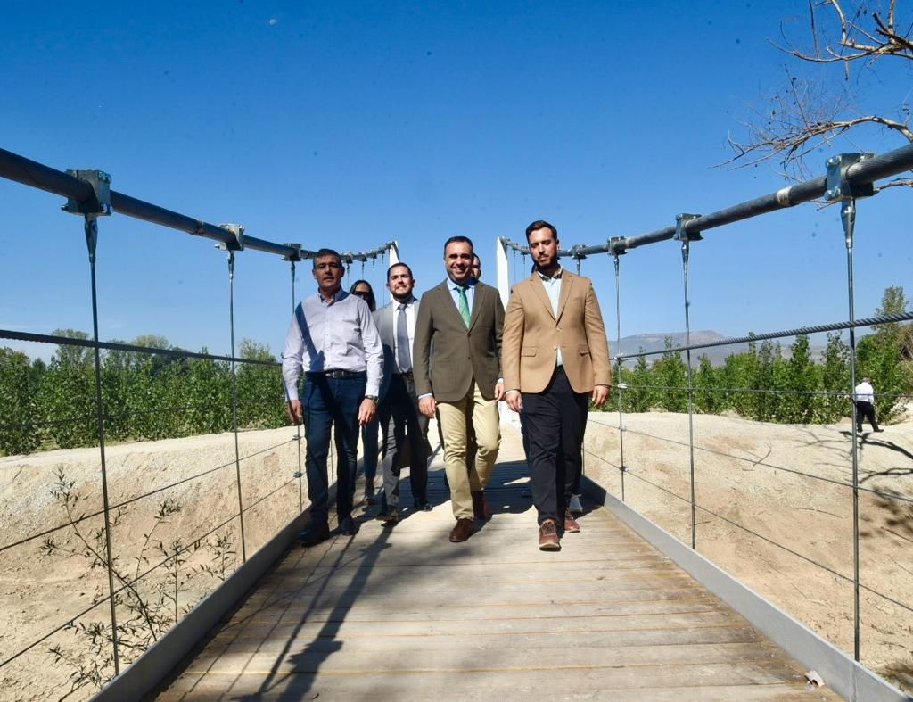 Fuente Vaqueros estrena el puente peatonal sobre el río Cubillas ejecutado por Diputación